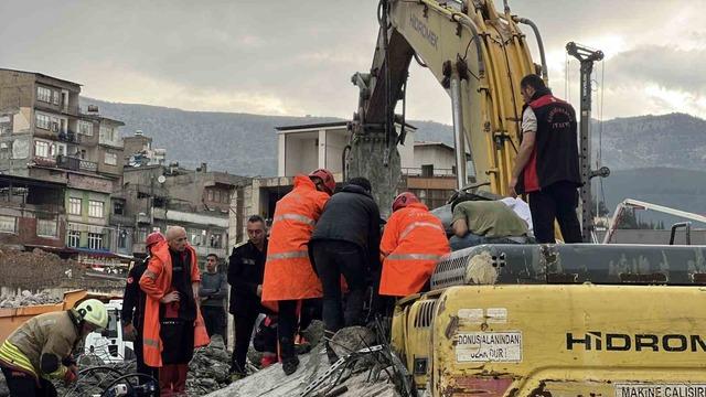 Operat&ouml;r enkaz altında kaldı: 1 yaralı 2