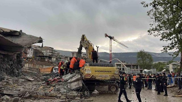 Operat&ouml;r enkaz altında kaldı: 1 yaralı 1