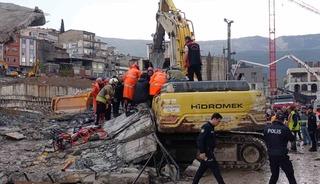 Operat&ouml;r enkaz altında kaldı: 1 yaralı