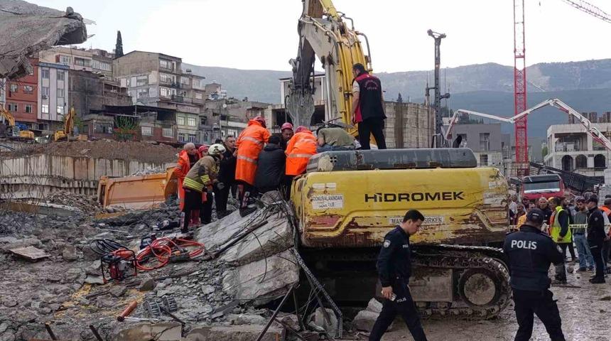 Operat&ouml;r enkaz altında kaldı: 1 yaralı