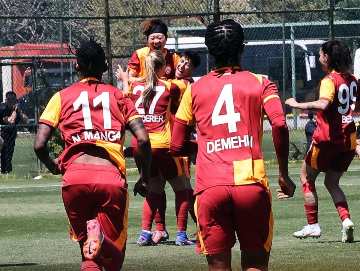 Galatasaray dan Fenerbah&ccedil;e ye son dakikada 2 gol! Zirve alev aldı 1