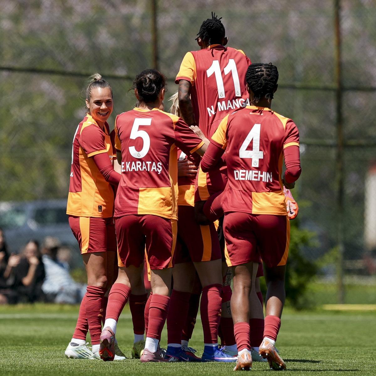 Galatasaray dan Fenerbah&ccedil;e ye son dakikada 2 gol! Zirve alev aldı 2