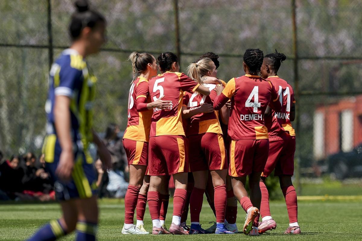Galatasaray dan Fenerbah&ccedil;e ye son dakikada 2 gol! Zirve alev aldı 3