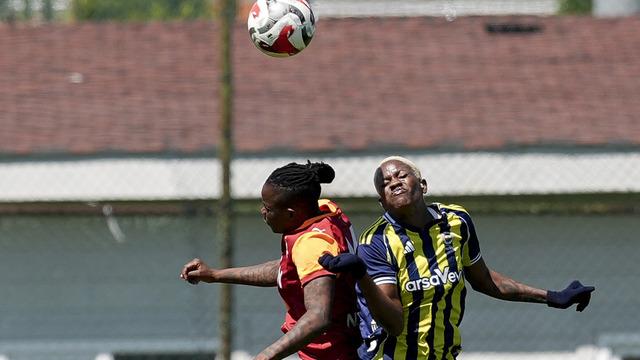 Galatasaray'dan Fenerbahçe'ye son dakikada 2 gol! Zirve alev aldı