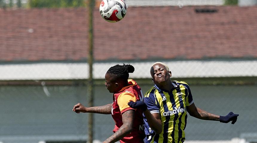 Galatasaray'dan Fenerbah&ccedil;e'ye son dakikada 2 gol! Zirve alev aldı