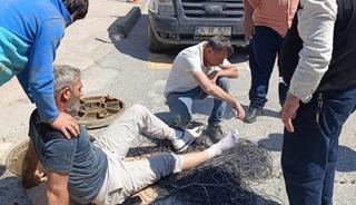 Servis aracı, cadde &uuml;zerinde &ccedil;alışan iş&ccedil;inin ayağını ezdi