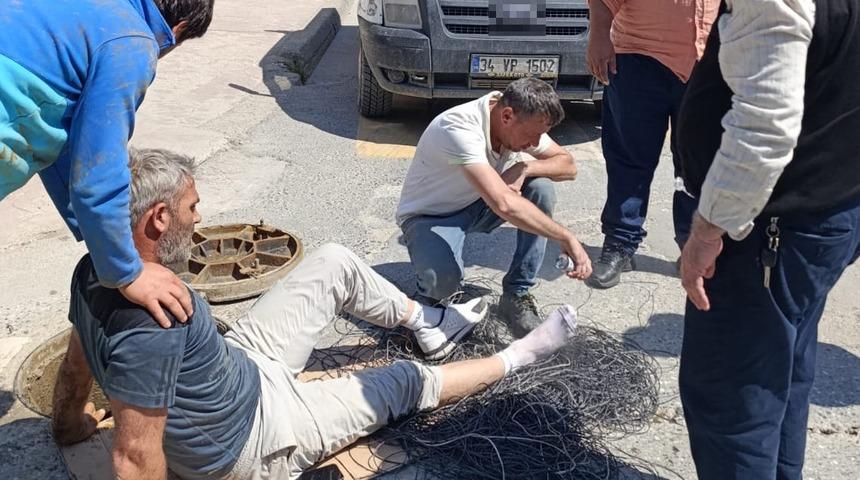 Servis aracı, cadde &uuml;zerinde &ccedil;alışan iş&ccedil;inin ayağını ezdi