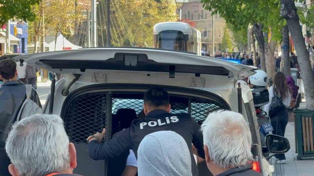 &Ccedil;ocuğun attığı yumrukla yaşlı adam kanlar i&ccedil;inde yere yığıldı 3