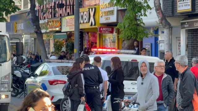 &Ccedil;ocuğun attığı yumrukla yaşlı adam kanlar i&ccedil;inde yere yığıldı 2