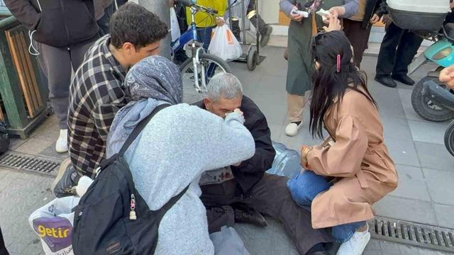 &Ccedil;ocuğun attığı yumrukla yaşlı adam kanlar i&ccedil;inde yere yığıldı 1