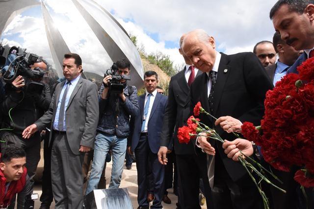 Bahçeli, Ülkücü Şehit Anıtı'nı ziyaret etti