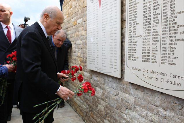 Bahçeli, Ülkücü Şehit Anıtı'nı ziyaret etti