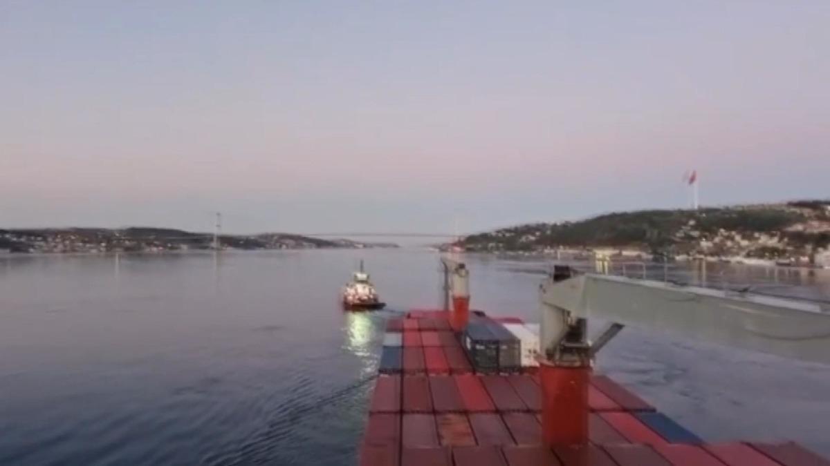 İstanbul Boğazı nda gemi arızası! Yalılara &ccedil;arpıyordu 3