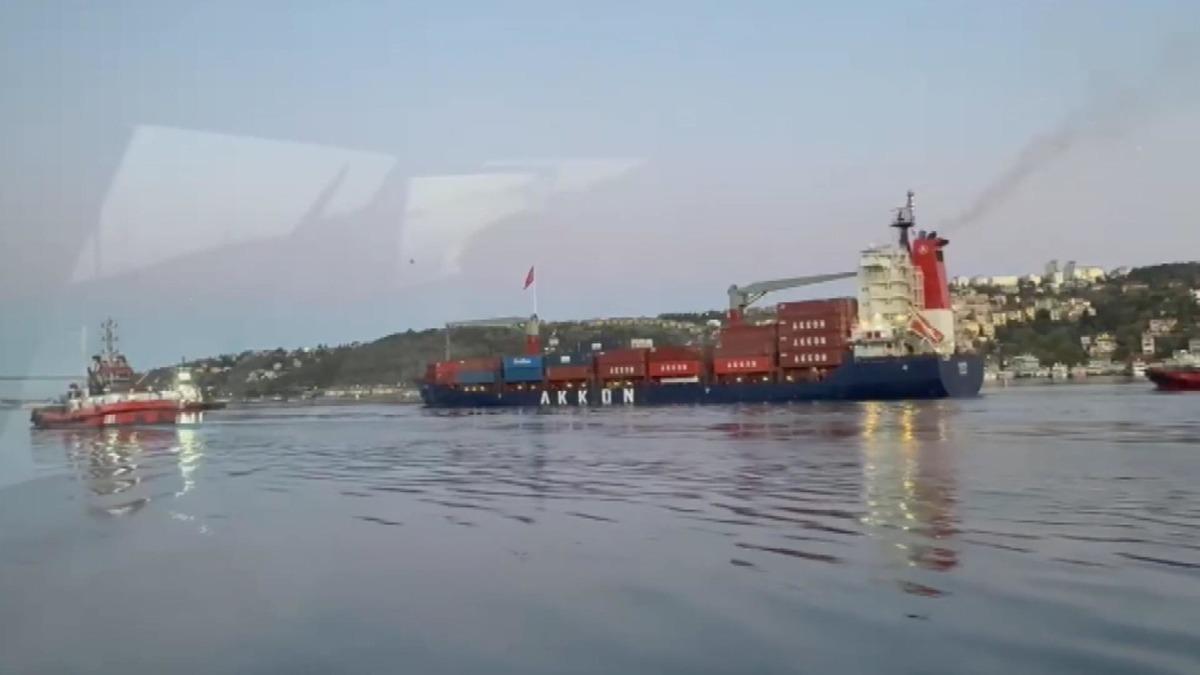 İstanbul Boğazı nda gemi arızası! Yalılara &ccedil;arpıyordu 5