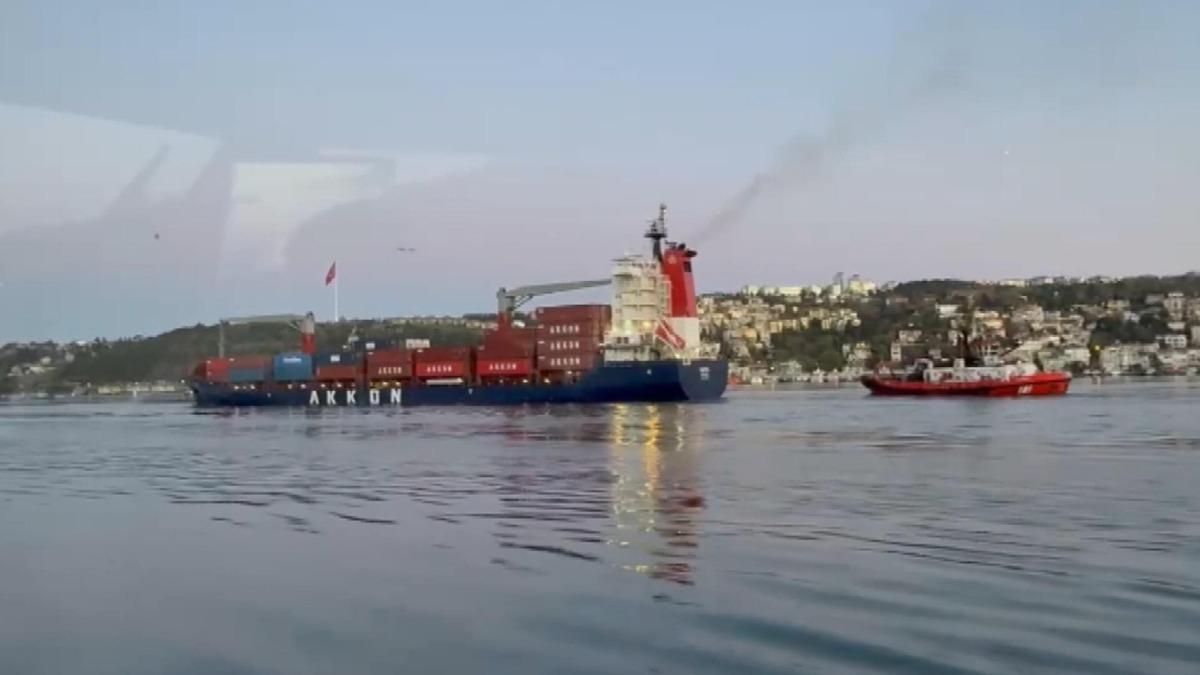 İstanbul Boğazı nda gemi arızası! Yalılara &ccedil;arpıyordu 4