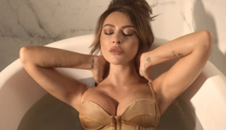 İddialı se&ccedil;im: G&ouml;ğs&uuml;n&uuml;n yarısı a&ccedil;ıkta kaldı