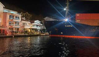 İstanbul Boğazı'nda gemi arızası! Yalılara &ccedil;arpıyordu