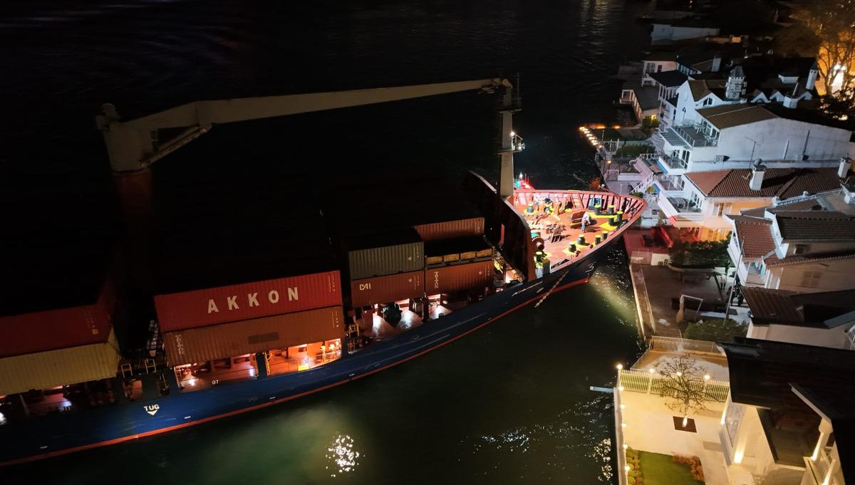 İstanbul Boğazı nda gemi arızası! Yalılara &ccedil;arpıyordu 1