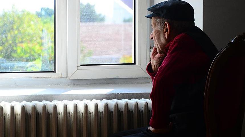 Y&uuml;zde 94 engelli adamın banka hesaplarını boşaltmışlar: Huzurevi değil 'vurgun evi'