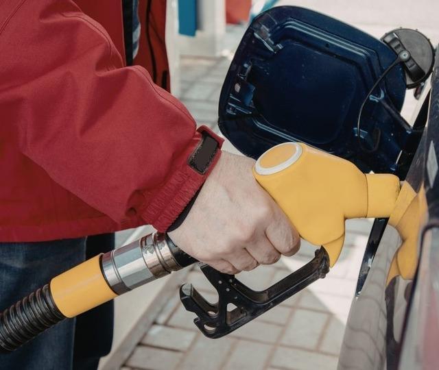 Benzin ve motorine zam geldi, tabela değişti 