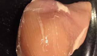 Tavuk g&ouml;ğs&uuml;ndeki beyaz &ccedil;izgiler ne anlama geliyor? Duyanlar şaşkına d&ouml;n&uuml;yor