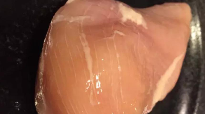 Tavuk g&ouml;ğs&uuml;ndeki beyaz &ccedil;izgiler ne anlama geliyor? Duyanlar şaşkına d&ouml;n&uuml;yor