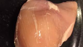 Tavuk göğsündeki beyaz çizgiler ne anlama geliyor? Duyanlar şaşkına dönüyor