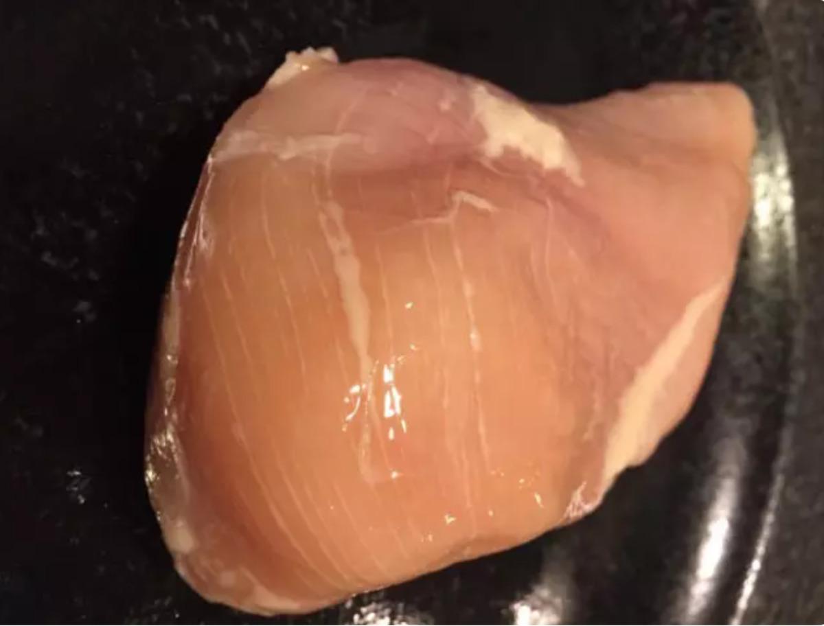 Tavuk g&ouml;ğs&uuml;ndeki beyaz &ccedil;izgiler ne anlama geliyor? Duyanlar şaşkına d&ouml;n&uuml;yor 1