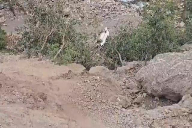 Gaziantep&rsquo;te otomobil dere yatağına u&ccedil;tu, s&uuml;r&uuml;c&uuml; yaralandı 1