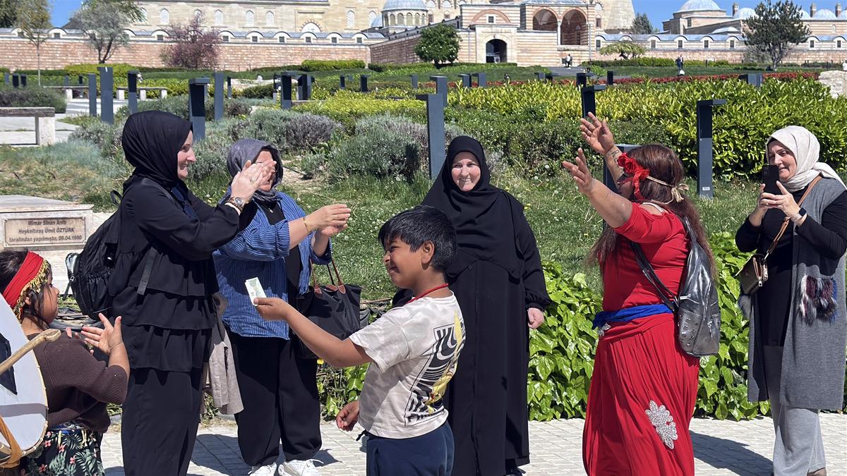Akın akın geliyorlar  Oteller doldu, kapasiteyi aştık  Sokaklarda başladı 7