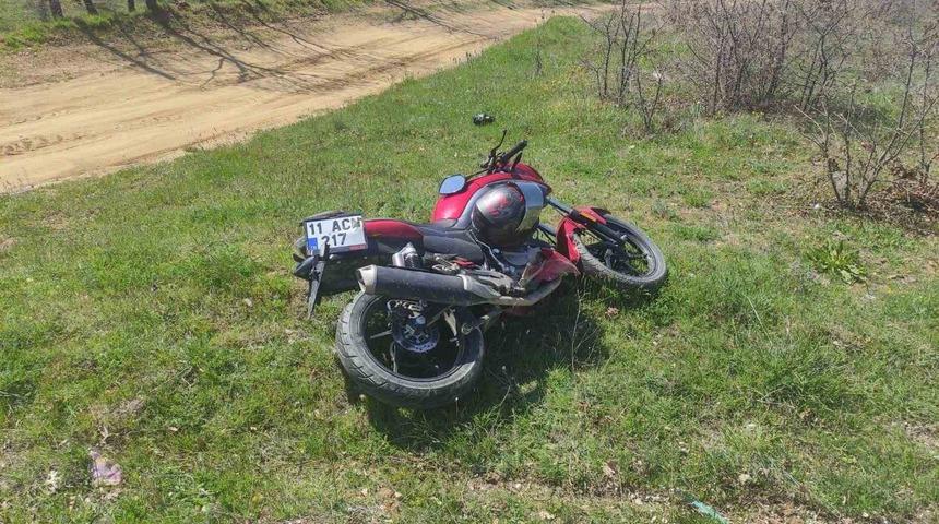 Motosiklet trafik tabelasına &ccedil;arptı: 1 yaralı