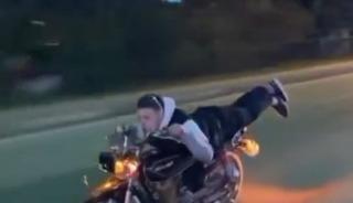 Motosiklet &uuml;zerinde tehlikeli şov