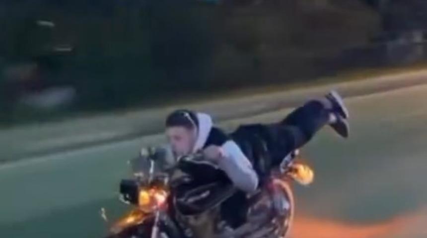 Motosiklet &uuml;zerinde tehlikeli şov