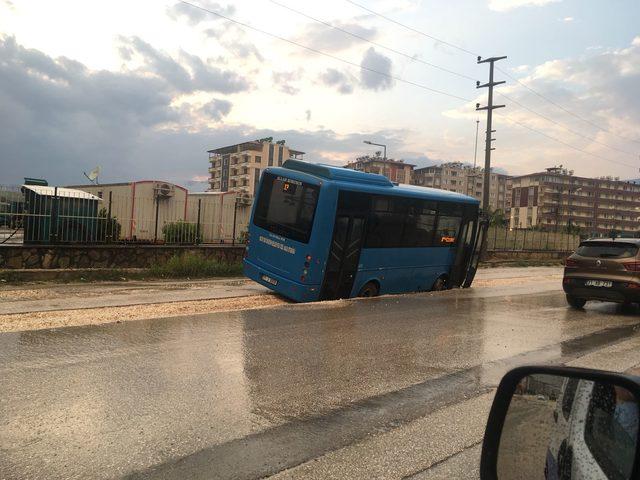 Hatay'da sağanak yağış sele dönüştü