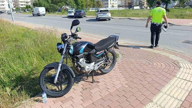 Seyir halindeyken devrilen motosikletin s&uuml;r&uuml;c&uuml;s&uuml; yaralandı 1