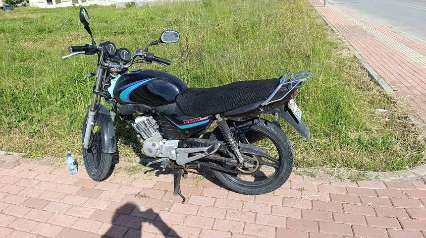 Seyir halindeyken devrilen motosikletin s&uuml;r&uuml;c&uuml;s&uuml; yaralandı