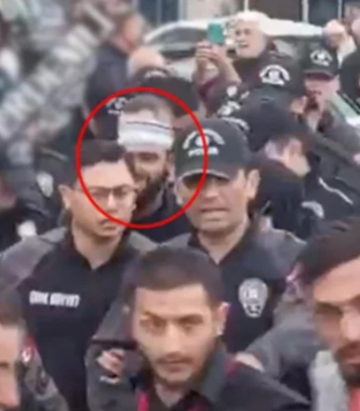 Celal Karat&uuml;re ye polis koruması tartışma yarattı!  Kabe de Hacılar  ilahisiyle &uuml;nlenmişti 1