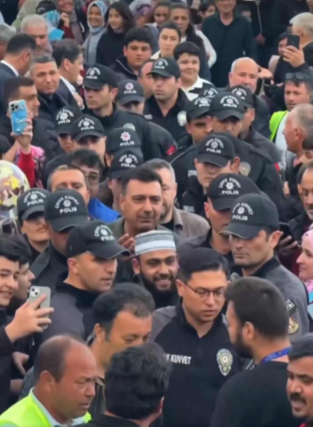 Celal Karat&uuml;re ye polis koruması tartışma yarattı!  Kabe de Hacılar  ilahisiyle &uuml;nlenmişti 2