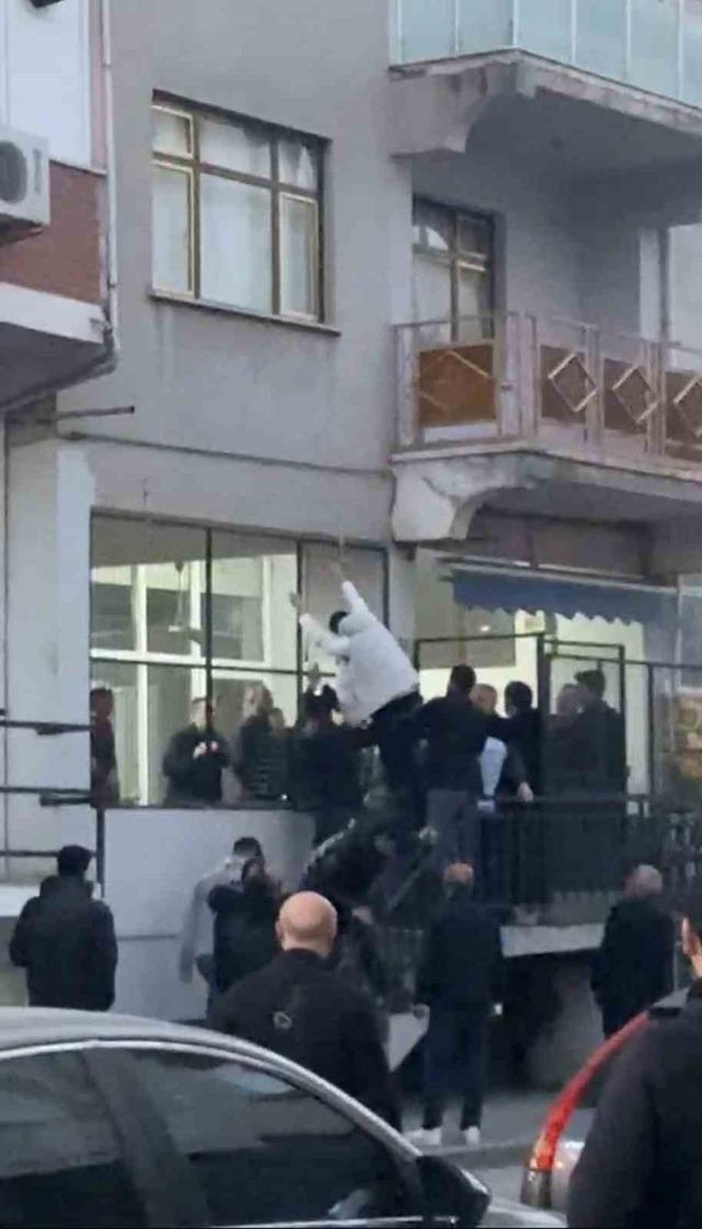 Bursa&rsquo;da tekmeli sopalı kavga 1