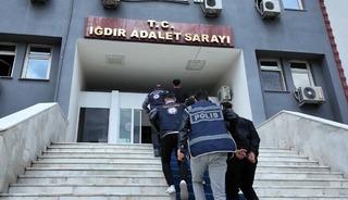 Iğdır'daki g&ouml;&ccedil;men ka&ccedil;ak&ccedil;ılığı operasyonunda 3 zanlı tutuklandı