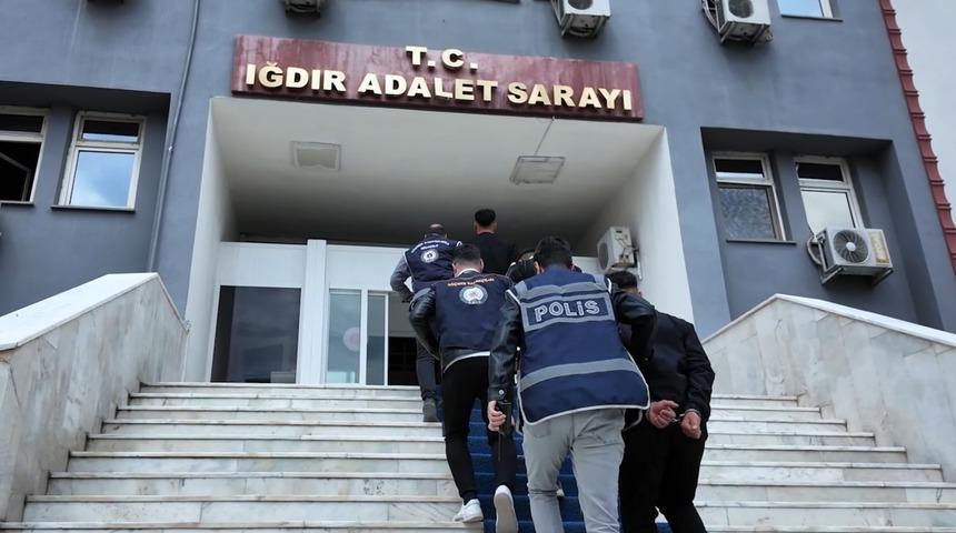 Iğdır'daki g&ouml;&ccedil;men ka&ccedil;ak&ccedil;ılığı operasyonunda 3 zanlı tutuklandı