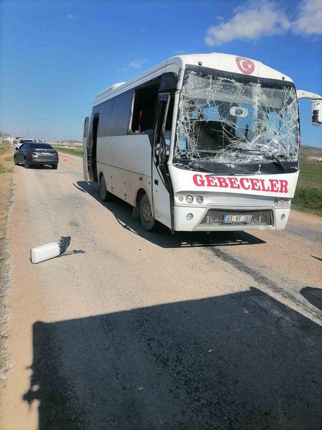 Midib&uuml;s&uuml;n kamyona arkadan &ccedil;arptığı kazada 3 kişi yaralandı 1