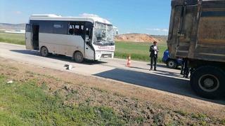 Midibüsün kamyona arkadan çarptığı kazada 3 kişi yaralandı