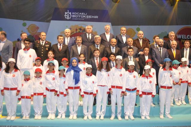 Fikri Işık'tan çocuklara: Sizlere huzur, barış dolu bir dünya bırakamıyoruz