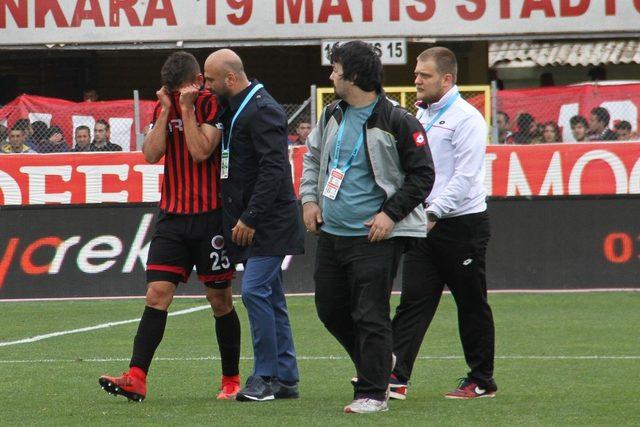 Gençlerbirliği futbolcusu Alper Uludağ maç sonu gözyaşlarını tutamadı