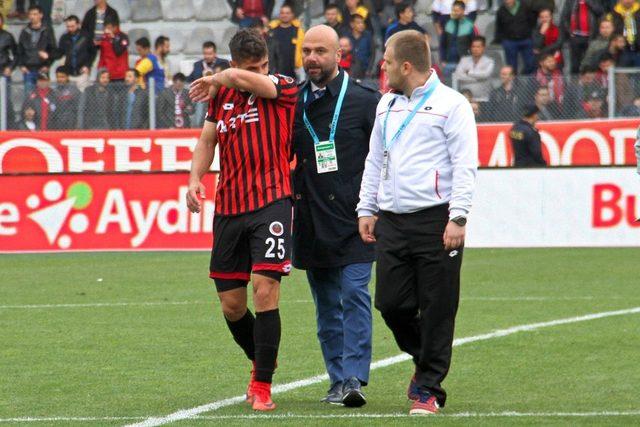 Gençlerbirliği futbolcusu Alper Uludağ maç sonu gözyaşlarını tutamadı