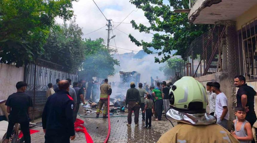 Ev eşyası y&uuml;kl&uuml; pikap alevlere teslim oldu