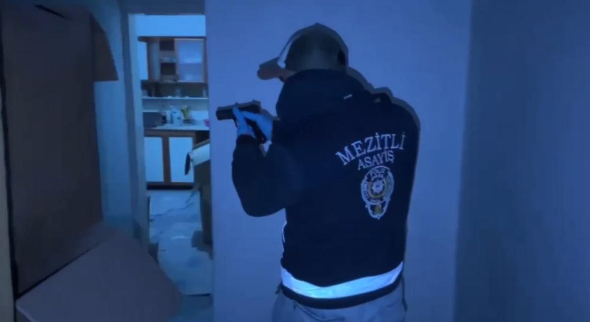 75 ilde dev operasyon! Y&uuml;zlerce kişi tutuklandı 4