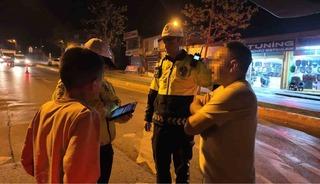 13 yaşındaki &ccedil;ocuğa direksiyonu verdi, savunması pes dedirtti