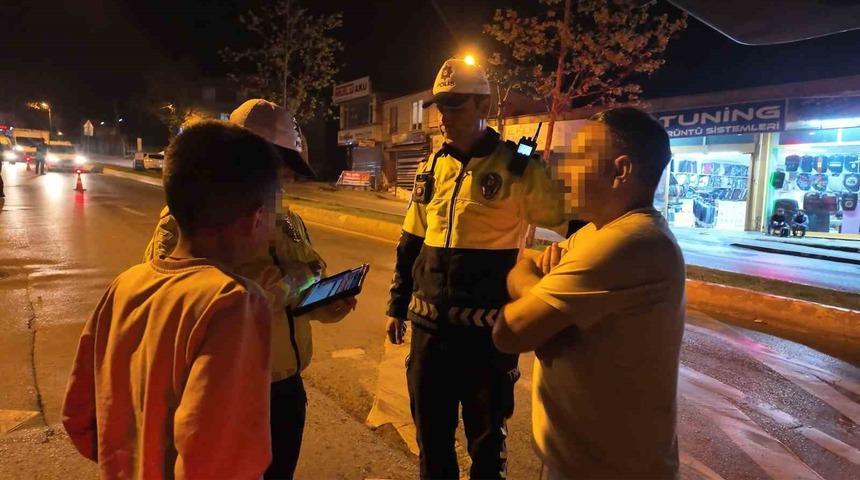 13 yaşındaki &ccedil;ocuğa direksiyonu verdi, savunması pes dedirtti